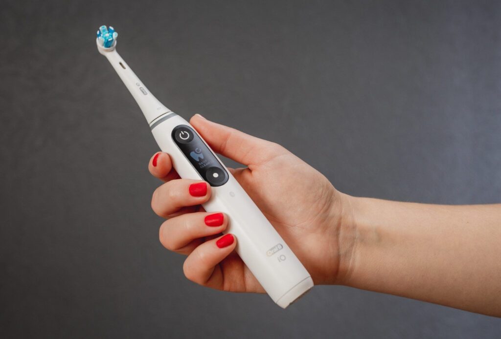 Elektrisk tannbørste Oral-B iO7 i hånden