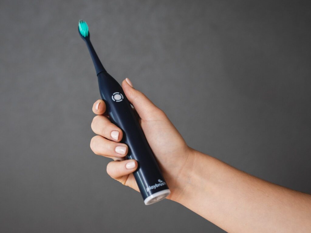 Elektrisk tannbørste Playbrush Smart One i hånden