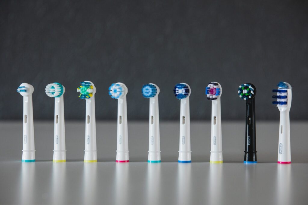 Elektriske tannbørstehoder i en linje